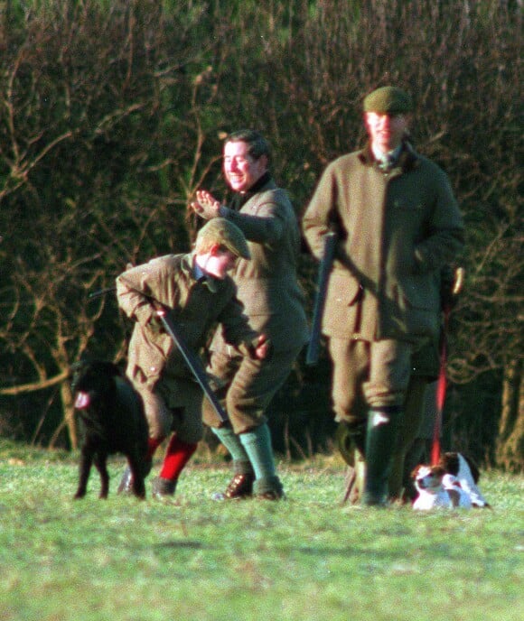 Les princes Harry et William avec leur père, le prince Charles, en pleine partie de chasse à Sandringham en 1996.