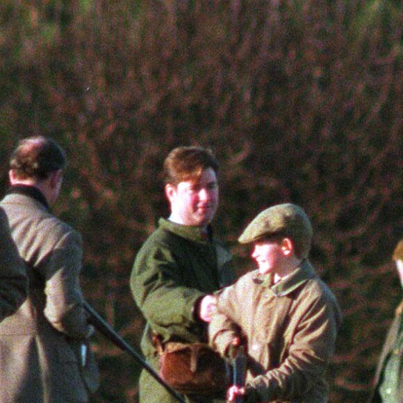 Le prince Charles, ses fils Harry et William, le prince Edward, en pleine partie de chasse à Sandringham en 1996.