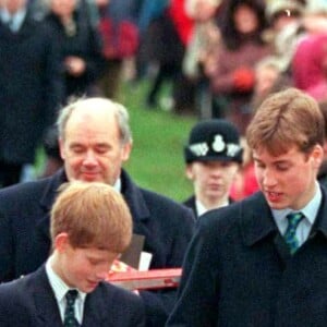 Le prince Charles et ses fils, Harry et William, à Sandringam pour Noël, en 1997.