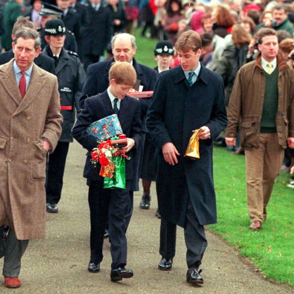 Le prince Charles et ses fils, Harry et William, à Sandringam pour Noël, en 1997.