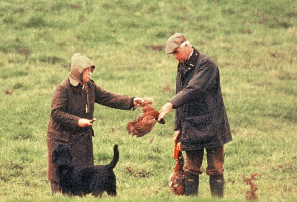 Elizabeth II en pleine partie de chasse à Sandringham en 1994.