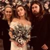Miley Cyrus entourée de ses parents Tish et Billay Ray lors de son mariage avec Liam Hemsworth célébrée le 23 décembre 2018.