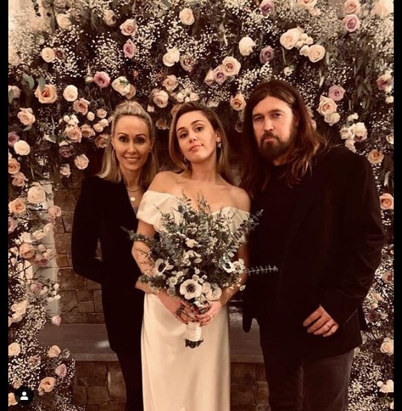 Miley Cyrus entourée de ses parents Tish et Billay Ray lors de son mariage avec Liam Hemsworth célébrée le 23 décembre 2018.