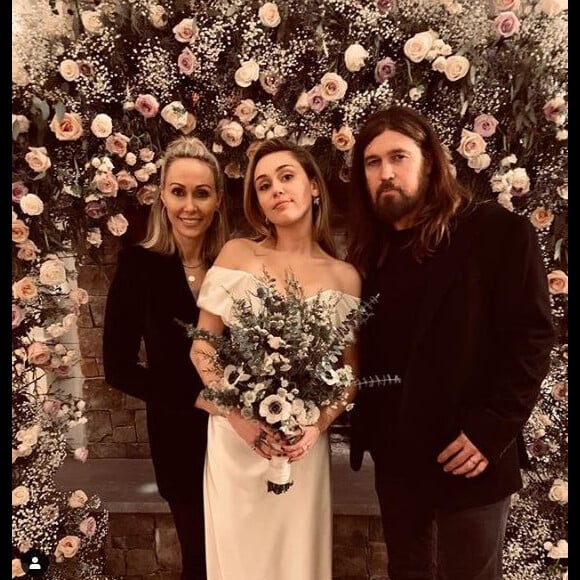 Miley Cyrus entourée de ses parents Tish et Billay Ray lors de son mariage avec Liam Hemsworth célébrée le 23 décembre 2018.