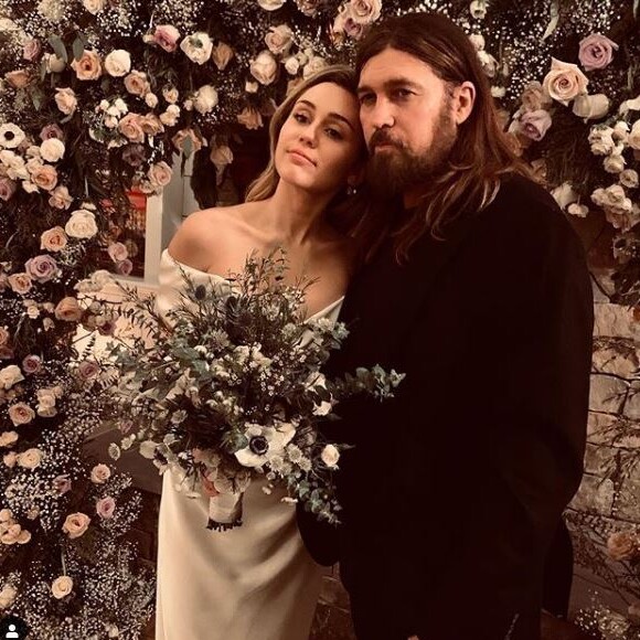 Miley Cyrus entourée de ses parents Tish et Billay Ray lors de son mariage avec Liam Hemsworth célébrée le 23 décembre 2018.