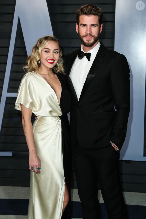 Miley Cyrus et son compagnon Liam Hemsworth à la soirée Vanity Fair Oscar au Wallis Annenberg Center à Beverly Hills, le 4 mars 2018.