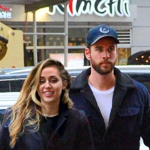 Exclusif - Miley Cyrus et son fiancé Liam Hemsworth arrivent très souriants aux NBC studios à New York le 15 décembre 2018.