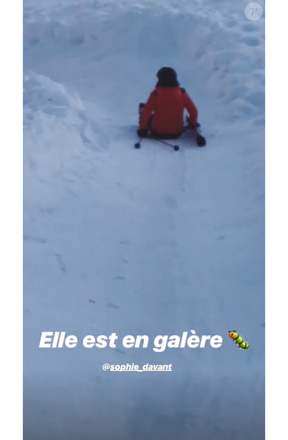 Sophie Davant "en galère" sur les pistes de ski, filmée par sa fille Valentine Sled le 27 décembre 2018 sur Instagram.