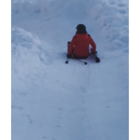 Sophie Davant "en galère" sur les pistes de ski, filmée par sa fille Valentine Sled le 27 décembre 2018 sur Instagram.