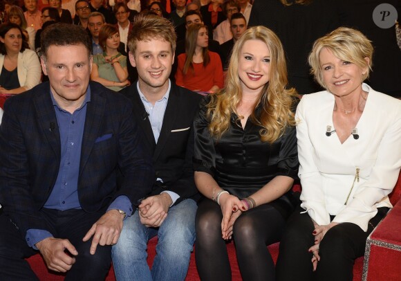 Pierre Sled, Nicolas Sled, Valentine Sled et Sophie Davant - Enregistrement de l'émission Vivement Dimanche à Paris, le 1er avril 2015. Emission diffusée le 5 avril 2015.