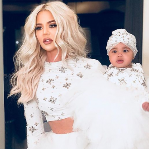 Khloé Kardashian et sa fille True lors de la fête de Noël familiale à Los Angeles le 24 décembre 2018.