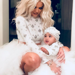 Khloé Kardashian et sa fille True lors de la fête de Noël familiale à Los Angeles le 24 décembre 2018.