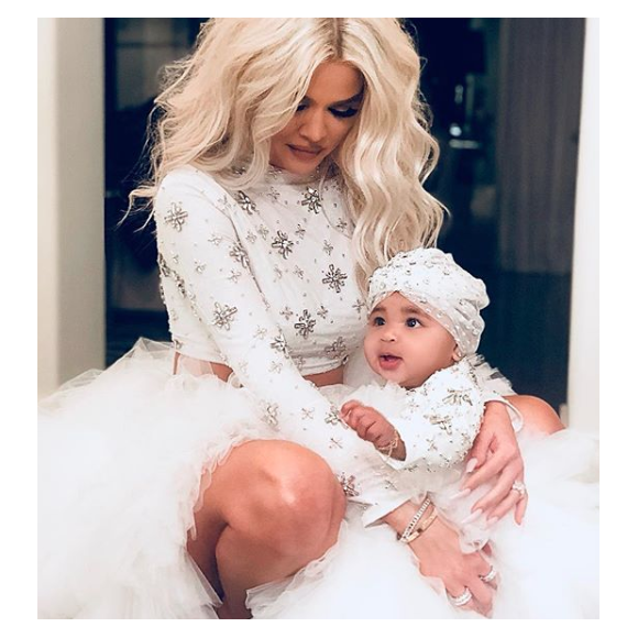 Khloé Kardashian et sa fille True lors de la fête de Noël familiale à Los Angeles le 24 décembre 2018.