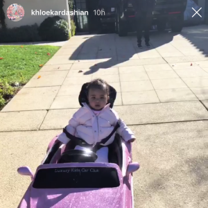 True Thompson, la fille de Khloé Kardashian, à bord de la mini voiture qu'elle a reçue pour Noël. Le 28 décembre 2018