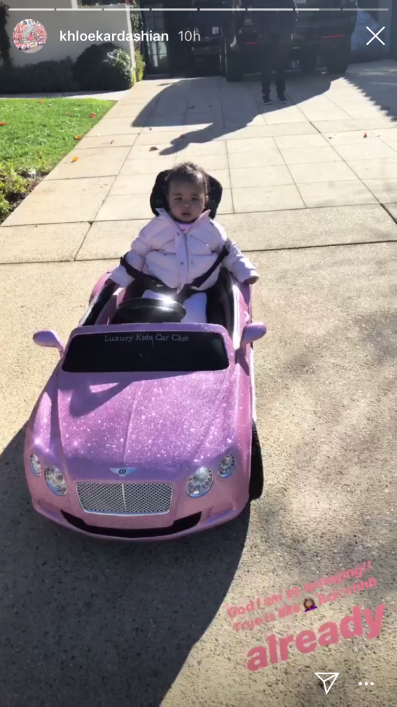 True Thompson, la fille de Khloé Kardashian, à bord de la mini voiture qu'elle a reçue pour Noël. Le 28 décembre 2018