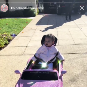 True Thompson, la fille de Khloé Kardashian, à bord de la mini voiture qu'elle a reçue pour Noël. Le 28 décembre 2018