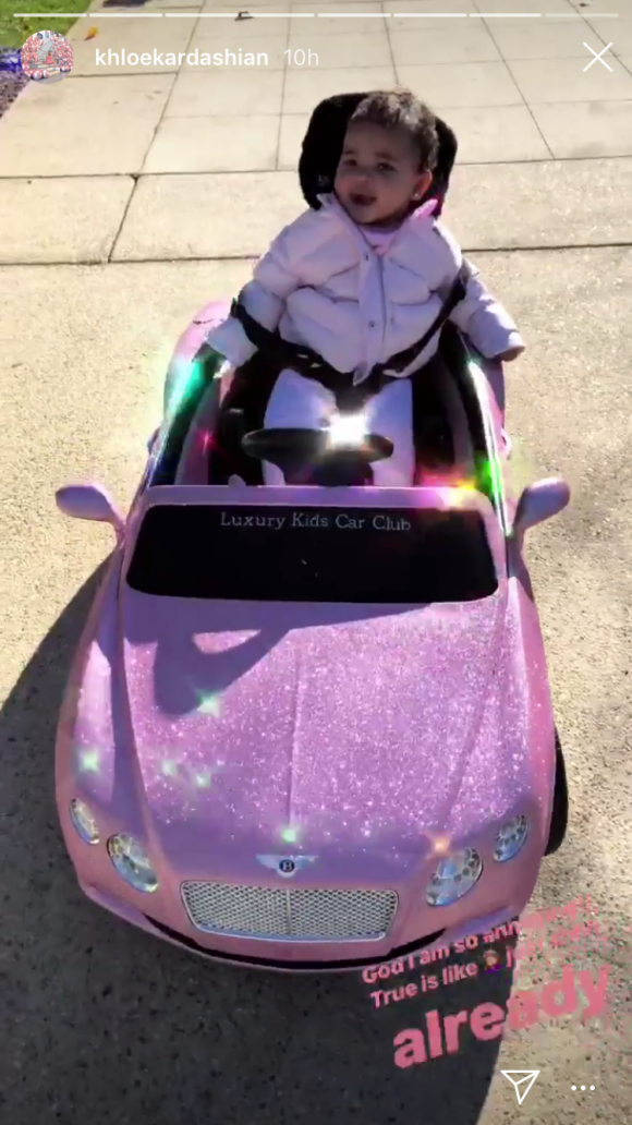 True Thompson, la fille de Khloé Kardashian, à bord de la mini voiture qu'elle a reçue pour Noël. Le 28 décembre 2018