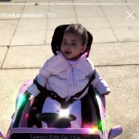 True Thompson, la fille de Khloé Kardashian, à bord de la mini voiture qu'elle a reçue pour Noël. Le 28 décembre 2018