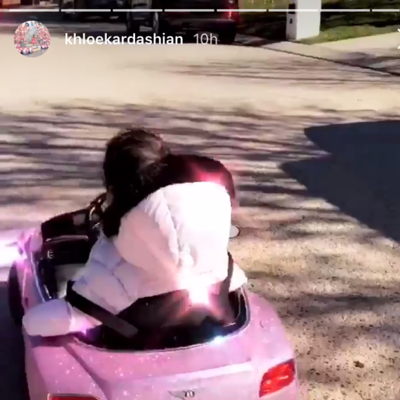 True Thompson, la fille de Khloé Kardashian, à bord de la mini voiture qu'elle a reçue pour Noël. Le 28 décembre 2018