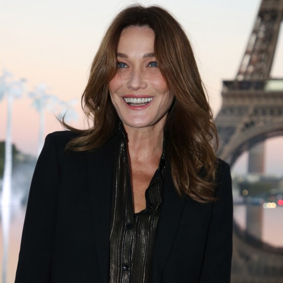 Carla Bruni-Sarkozy - People au défilé de mode "Saint-Laurent" PAP printemps-été 2019 au Trocadero devant la Tour Eiffel à Paris le 25 septembre 2018 © Denis Guignebourg/Bestimage