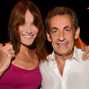 Exclusif - Carla Bruni-Sarkozy pose avec son mari Nicolas Sarkozy après son concert lors du 58ème festival "Jazz à Juan" à Juan-les-Pins le 17 juillet 2018. © Bruno Bebert/Bestimage