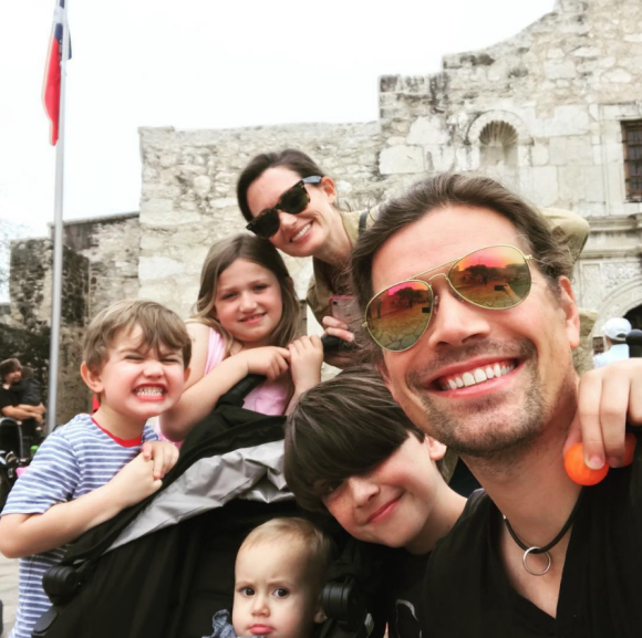 Zac Hanson (33 ans), son épouse Kate et leurs quatre enfants en Norvège, mars 2018.