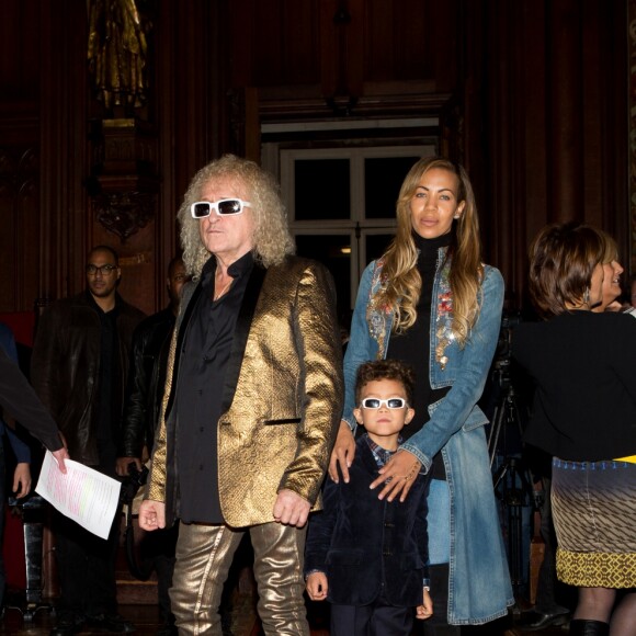 Michel Polnareff à l'hôtel de Ville de Bruxelles offre un nouveau costume au Manneken-Pis, en présence de sa femme Danyellah, son fils Louka, du bourgmestre Yvan Mayeur et de l'échevine de la Culture Karine Lalieux. Le costume choisi est une copie d'une tenue de scène portée en 1972 à l'Olympia. Il est composé d'un pantalon et d'un gilet sans manches argentés avec des paillettes. Le lunetier de Michel Polnareff a également fabriqué sur mesure un exemplaire de ses lunettes blanches caractéristiques. "Cela symbolise mon amitié avec Bruxelles", a déclaré Michel Polnareff. En marge de la cérémonie, ses plus grands titres ont été diffusés depuis l'hôtel de Ville pour le public resté à l'extérieur. Accompagné du bourgmestre, de sa femme Danyellah et de son fils Louka, l'artiste s'est présenté au balcon de l'hôtel de Ville pour saluer les quelque 200 à 300 personnes rassemblées sur la Grand-Place. Il a lancé un "Je vous aime" au public avant de leur retourner qu'il s'agissait d'un grand honneur pour lui que de bénéficier d'un tel accueil à Bruxelles. Le chanteur a ensuite pris un bain de foule devant le Manneken-Pis, qui a dévoilé son costume. Il portait pour l'occasion une perruque avec une coupe similaire à celle de Michel Polnareff. Le jet d'eau a aspergé la foule rassemblée. Belgique, Bruxelles, 17 novembre 2016.
