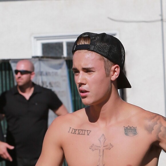 Justin Bieber fait du skateboard torse nu dans la rue à Santa Monica, le 22 juillet 2015