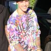 Justin Bieber montre ses tatouages en remontant dans sa voiture après s'être arrêté au Whole Foods Market à Sherman Oaks, le 21 juillet 2014.