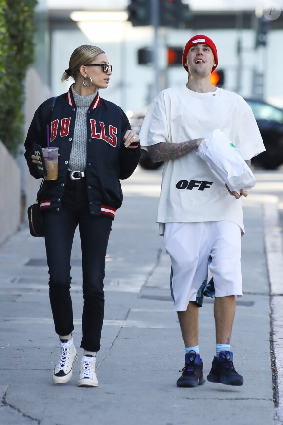 Exclusif - Justin Bieber et sa femme Hailey se promènent à Los Angeles après un passage chez "Wahlburgers", le 2 janvier 2019