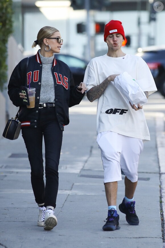 Exclusif - Justin Bieber et sa femme Hailey se promènent à Los Angeles après un passage chez "Wahlburgers", le 2 janvier 2019
