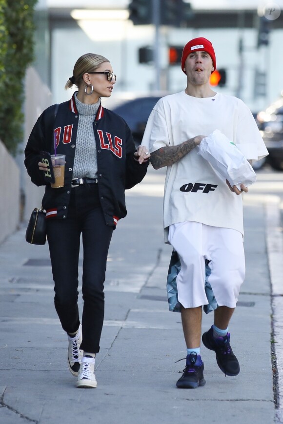 Exclusif - Justin Bieber et sa femme Hailey se promènent à Los Angeles après un passage chez "Wahlburgers", le 2 janvier 2019