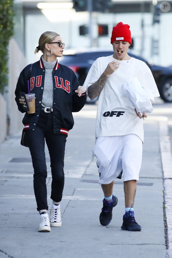 Exclusif - Justin Bieber et sa femme Hailey se promènent à Los Angeles après un passage chez "Wahlburgers", le 2 janvier 2019