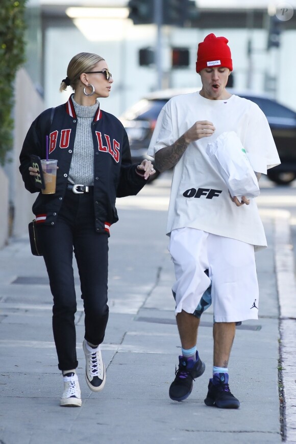 Exclusif - Justin Bieber et sa femme Hailey se promènent à Los Angeles après un passage chez "Wahlburgers", le 2 janvier 2019