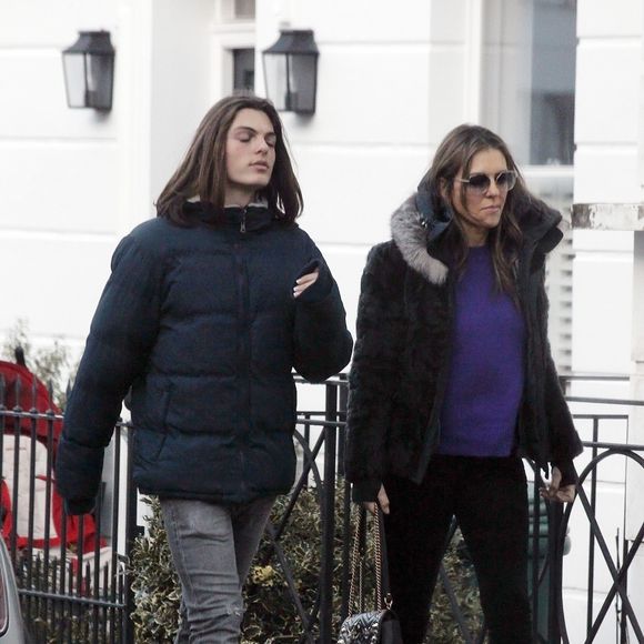 Exclusif - Liz Hurley et son fils Damian se promènent dans les rues de Londres. Le 17 décembre 2018