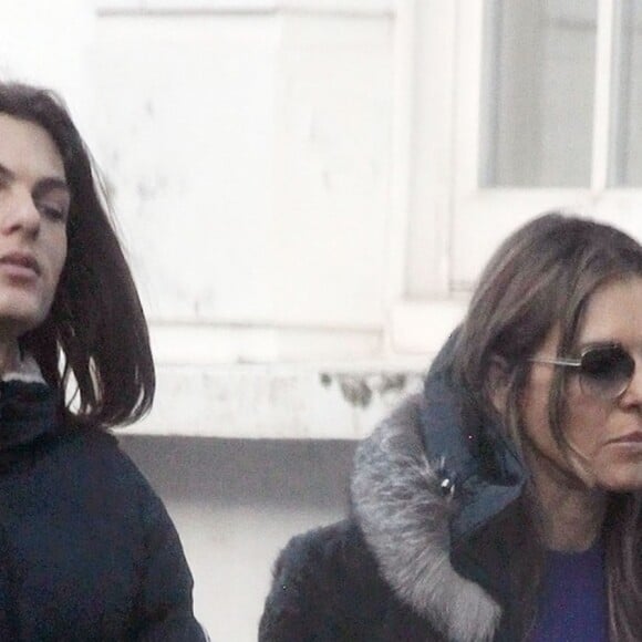 Exclusif - Liz Hurley et son fils Damian se promènent dans les rues de Londres. Le 17 décembre 2018