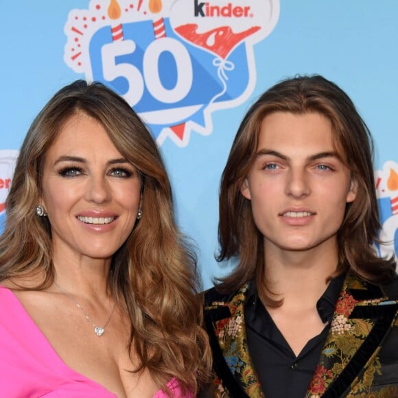Elizabeth Hurley (Liz Hurley) avec son fils Damian Hurley lors de la célébration du 50ème anniversaire de la marque Kinder (Ferrero) à Soltau, Allemagne, le 14 octobre 2018.