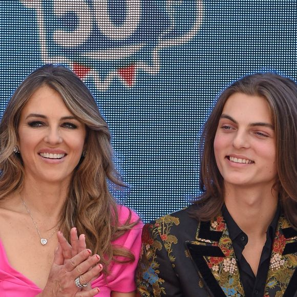Elizabeth Hurley (Liz Hurley) avec son fils Damian Hurley lors de la célébration du 50ème anniversaire de la marque Kinder (Ferrero) à Soltau, Allemagne, le 14 octobre 2018.