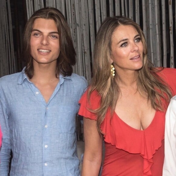 Elizabeth Hurley et son fils Damian pose avec Valentino Giammetti à Athènes en Grèce,le 8 aout 2018.