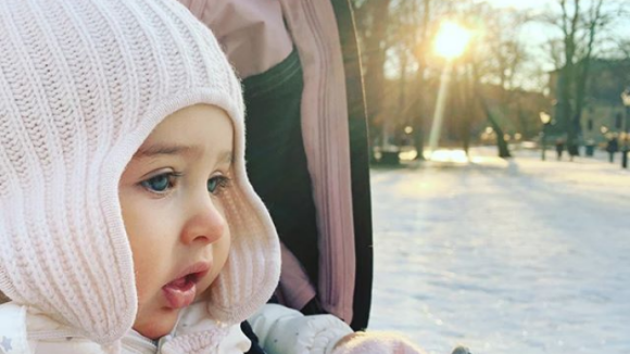 Adrienne de Suède, 10 mois : Les beaux yeux bleu glacier de la princesse