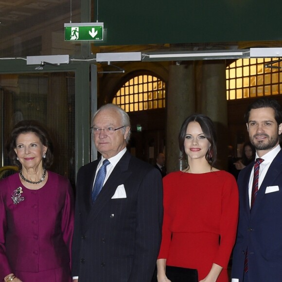 Le prince Daniel, la princesse Victoria, la princesse Estelle, la reine Silvia, le roi Carl XVI Gustaf, la princesse Sofia, le prince Carl Philip, la princesse Madeleine, Christopher O'Neill lors de la soirée de gala pour les 75 ans de la reine Silvia au théâtre Oscar à Stockholm le 18 décembre 2018.