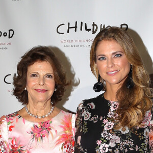 La reine Silvia et la princesse Madeleine de Suède lors de la soirée de gala de la World Childhood Foundation USA à New York le 3 octobre 2018.