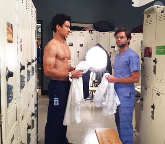 Jake Borelli et Alex Landi sur le tournage de Grey's Anatomy, Instagram, le 5 octobre 2018