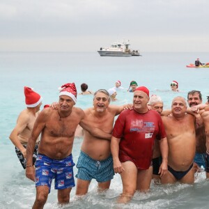 Christian Estrosi, le maire de Nice, a participé au 74ème traditionnel bain de Noel à Nice, le 16 décembre 2018. Avec un ciel gris et pluvieux et une température de l'eau à 17 degrés, une cinquantaine de nageurs se sont jetés à l'eau dans la Baie des Anges alors que la température extèrieure était de 9 degrés. © Bruno Bebert/Bestimage