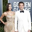 Irina Shayk (robe Atelier Versace) et son compagnon Bradley Cooper - Photocall de la 76ème cérémonie annuelle des Golden Globe Awards au Beverly Hilton Hotel à Los Angeles, le 6 janvier 2019.