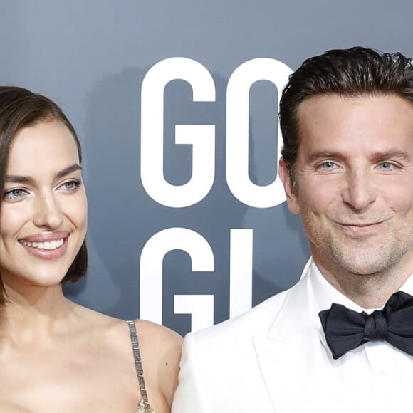 Irina Shayk (robe Atelier Versace) et son compagnon Bradley Cooper - Photocall de la 76ème cérémonie annuelle des Golden Globe Awards au Beverly Hilton Hotel à Los Angeles, le 6 janvier 2019.