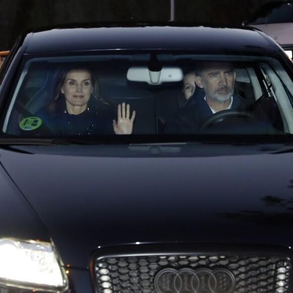 Le roi Felipe VI d'Espagne, la reine Letizia et leurs filles la princesse Leonor (à droite à l'arrière) et l'infante Sofia se rendant chez Jesus Ortiz, père de la reine, pour fêter l'Épiphanie en famille, à Madrid le 6 janvier 2019.