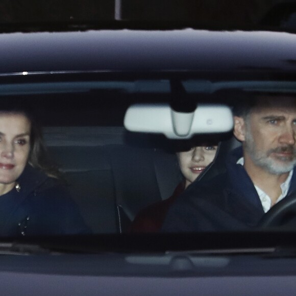 Le roi Felipe VI d'Espagne, la reine Letizia et leurs filles la princesse Leonor (à droite à l'arrière) et l'infante Sofia se rendant chez Jesus Ortiz, père de la reine, pour fêter l'Épiphanie en famille, à Madrid le 6 janvier 2019.