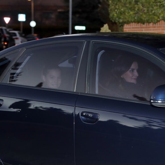 Le roi Felipe VI d'Espagne, la reine Letizia et leurs filles la princesse Leonor (à droite à l'arrière) et l'infante Sofia se rendant chez Jesus Ortiz, père de la reine, pour fêter l'Épiphanie en famille, à Madrid le 6 janvier 2019.