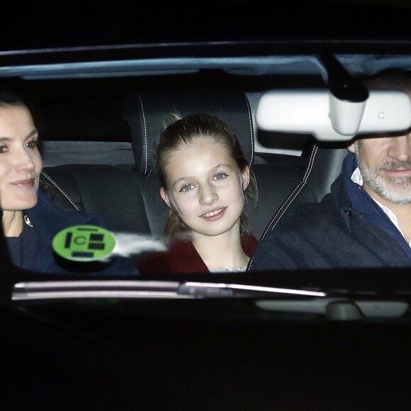 Le roi Felipe VI d'Espagne, la reine Letizia et leurs filles la princesse Leonor (à droite à l'arrière) et l'infante Sofia se rendant chez Jesus Ortiz, père de la reine, pour fêter l'Épiphanie en famille, à Madrid le 6 janvier 2019.